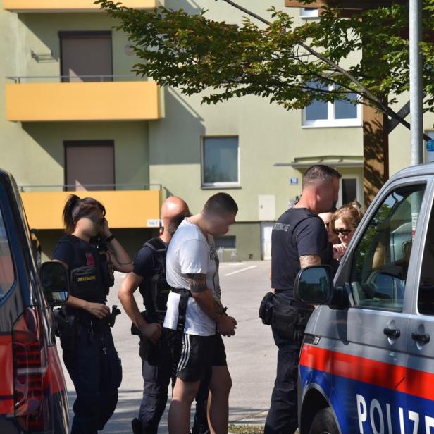 Der mutmaßliche Täter wird zur Tatortrekonstruktion geführt.
