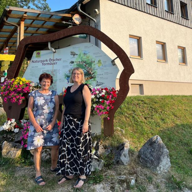 Martina Karl und Erika Pieber stehen vor dem Almhaus Hochbärneck in St. Anton an der Jeßnitz.