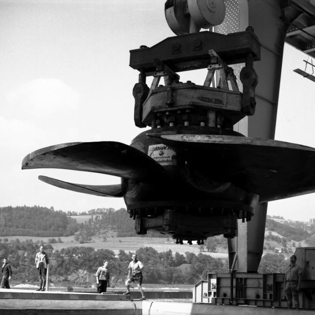 Historische Aufnahme vom Einbau einer Kaplan-Turbine in einem österreichischen Flusskraftwerk.