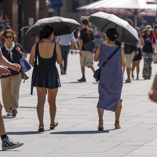 Themenbild Hitzewelle/Klimawandel, Regenschirm, Sonnenschirm,