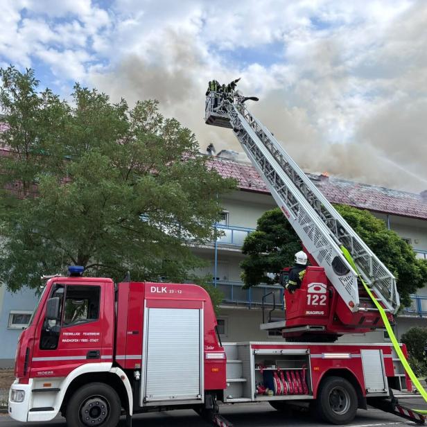Feuerwehr mit Drehleiter im Einsatz 