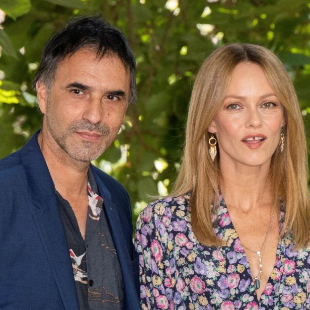 Samuel Benchetrit und Vanessa Paradis stehen nebeneinander vor einem grünen Hintergrund.