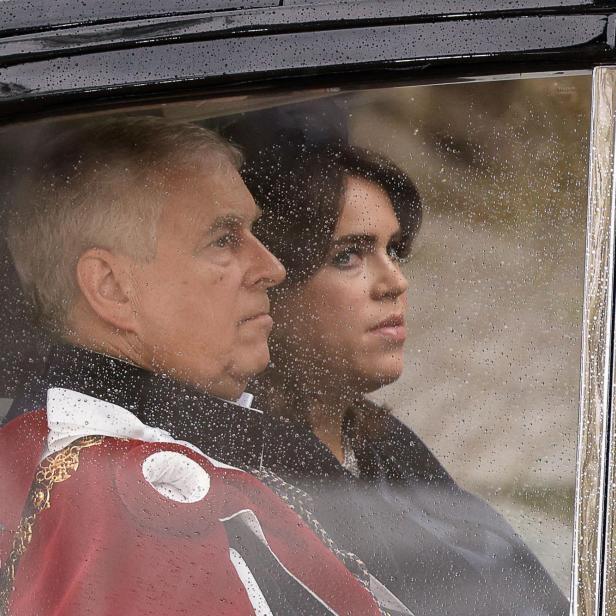 Prinz Andrew und Prinzessin Eugenie sitzen bei Regen in einem Auto.