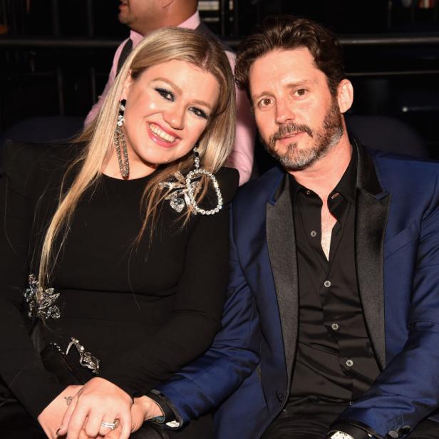 Kelly Clarkson sitzt neben ihrem damaligen Ehemann Brandon Blackstock bei einer Veranstaltung.