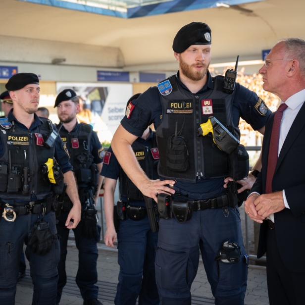 Innenminister Karner mit Beamten der Bereitschaftseinheit