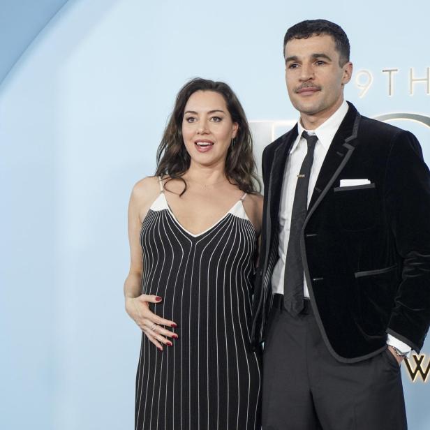 Aubrey Plaza und Jeff Baena posieren gemeinsam vor dem Hintergrund der 79th Annual Tony Awards.