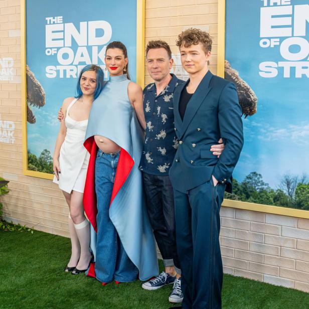 Anne Hathaway posiert mit Co-Stars bei "The End of Oak Street"-Premiere