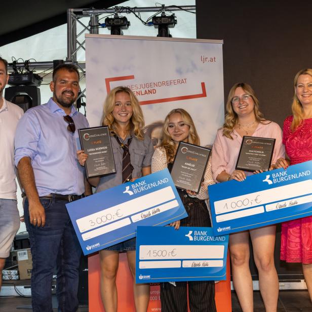 Preisträgerinnen der Songchallenge präsentieren ihre Urkunden und Schecks der Bank Burgenland vor einem Banner des Landesjugendreferats Burgenland.