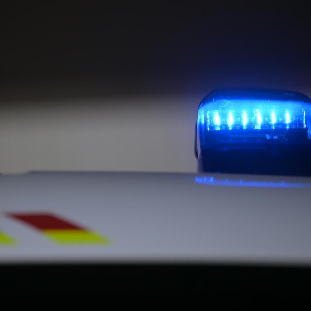 Blaues LED-Blaulicht auf einem Fahrzeugdach bei Dunkelheit.