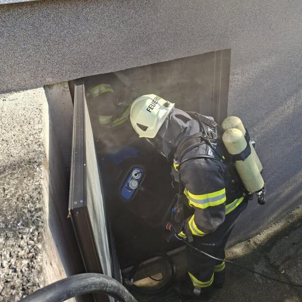 Löschtrupp bei Kellerbrand im Einsatz