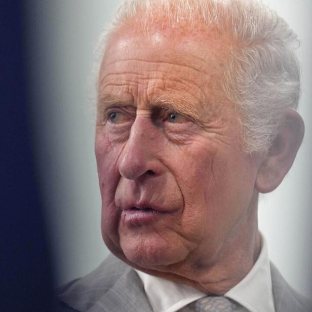 König Charles III. blickt mit ernstem Ausdruck zur Seite.