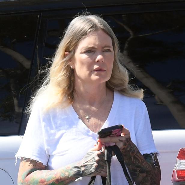 Erika Eleniak mit blonden Haaren ist ohne Make-up in der Öffentlichkeit unterwegs