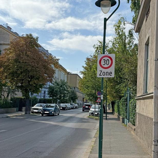 Ein Straßenschild "Tempo 30 Zone"