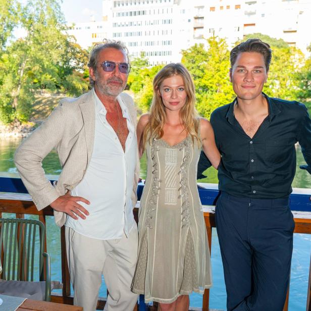Zoë Straub steht mit ihrem Vater Christof Straub und Benny King bei der Präsentation von „Epos – die Rockoper“ an der Wiener Summerstage.