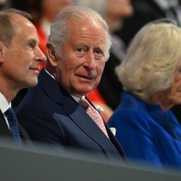König Charles III. sitzt neben Prinz Edward und Königin Camilla bei einer öffentlichen Veranstaltung.