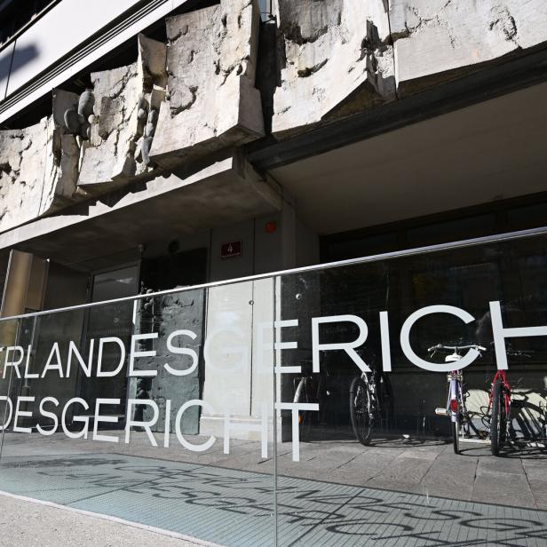 Die Glasfront vor dem Gebäude zeigt die Aufschrift „Oberlandesgericht Landesgericht“ mit dem österreichischen Bundesadler.