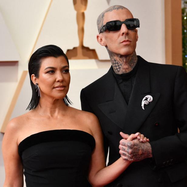 Kourtney Kardashian und Travis Barker halten Händchen auf dem roten Teppich der Oscar-Verleihung.