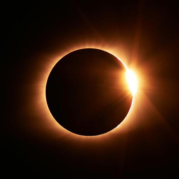 Partielle Sonnenfinsternis mit leuchtendem Sonnenrand.