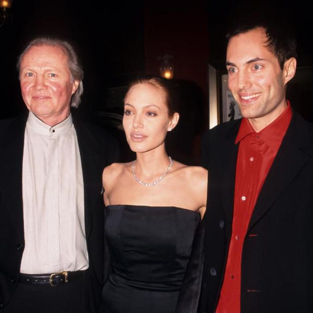James Haven, Angelina Jolie und  Jon Voight lächeln in die Kamera