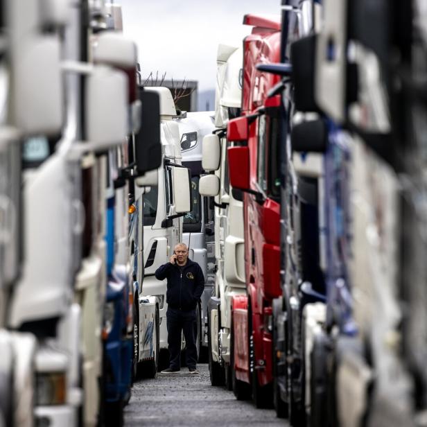 Western Balkan truck drivers block EU border terminals to protest new exit/entry system