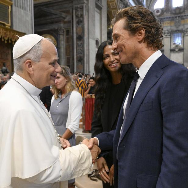 Papst Leo schüttelt dem Schauspieler Matthew McConaughey die Hand, während dessen Ehefrau Camila Alves daneben steht.