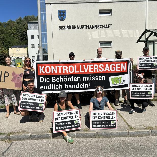 Protest mit Plakaten vor der Bezirkshauptmannschaft Scheibbs.