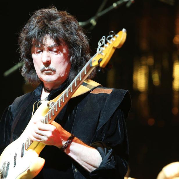 Ritchie Blackmore mit Gitarre auf der Bühne.