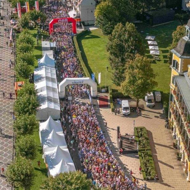 Eine Menschenmenge läuft bei einem Marathon am Ufer des Wörthersees in Velden am Wörthersee entlang.