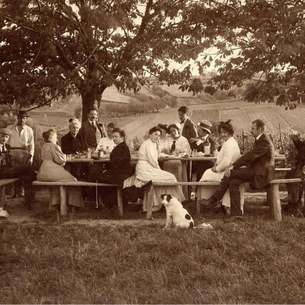 Heuriger in der Nähe von Wien: Um 1900 genoss man den Ausflug aus der beengten Stadt zu den Weinbergen und ihren Buschenschanken. 