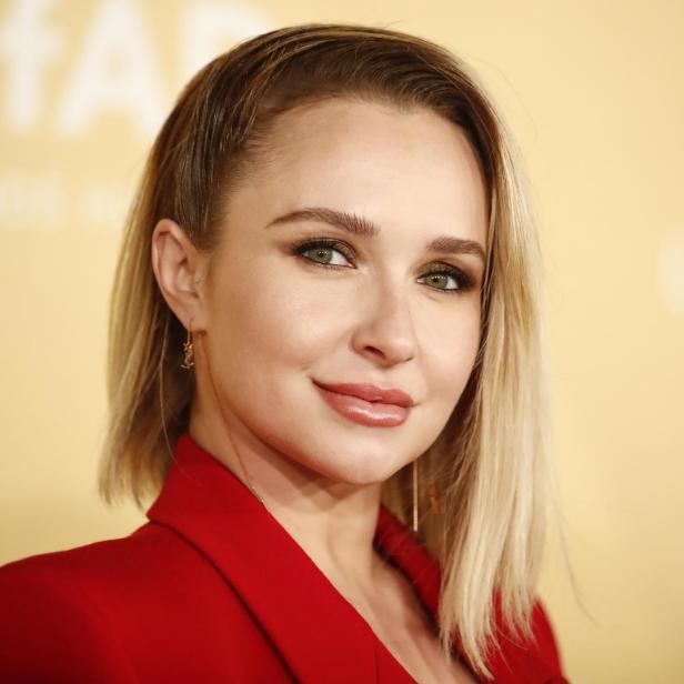 Hayden Panettiere mit blonden Haaren lächelt in die Kamera