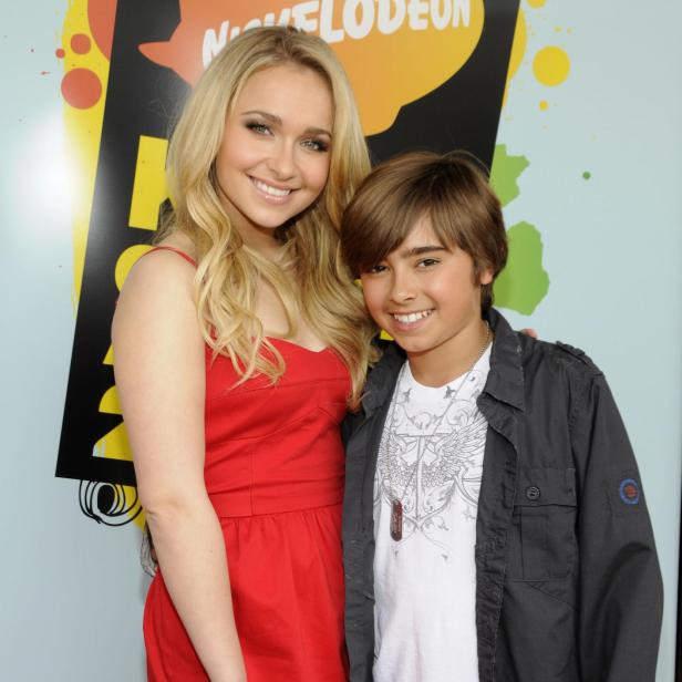 Hayden Panettiere posiert mit ihrem Bruder bei einem Event.