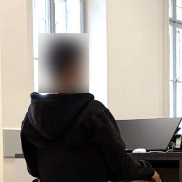 Ein Angeklagter im Gerichtssaal von hinten