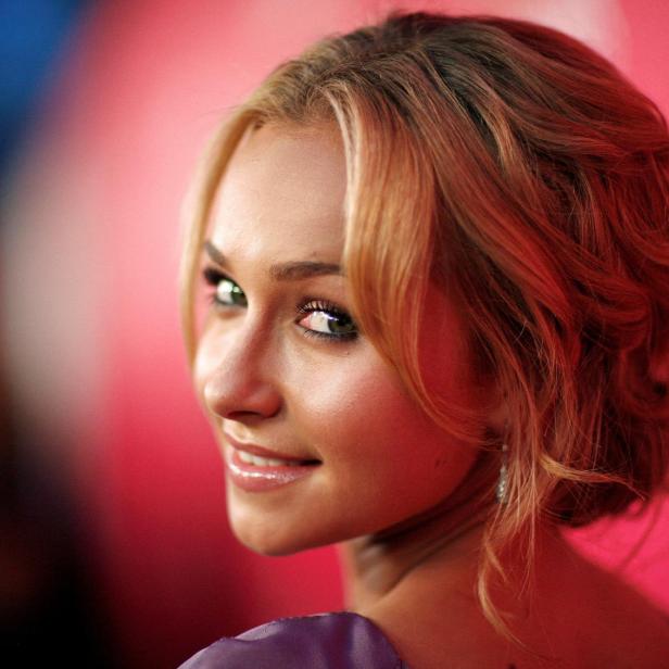 Hayden Panettiere blickt lächelnd in die Kamera