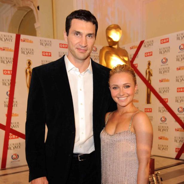 Wladimir Klitschko und Hayden Panettiere posieren gemeinsam vor einer Kurier Romy-Hintergrundwand.