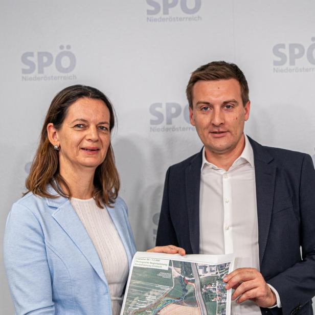 Kerstin Suchan-Mayr und Sven Hergovich präsentieren vor dem SPÖ-Niederösterreich-Logo einen Plan zur Revitalisierung des Erlabachs.