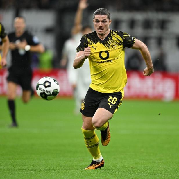 Marcel Sabitzer läuft im Trikot von Borussia Dortmund dem Ball nach