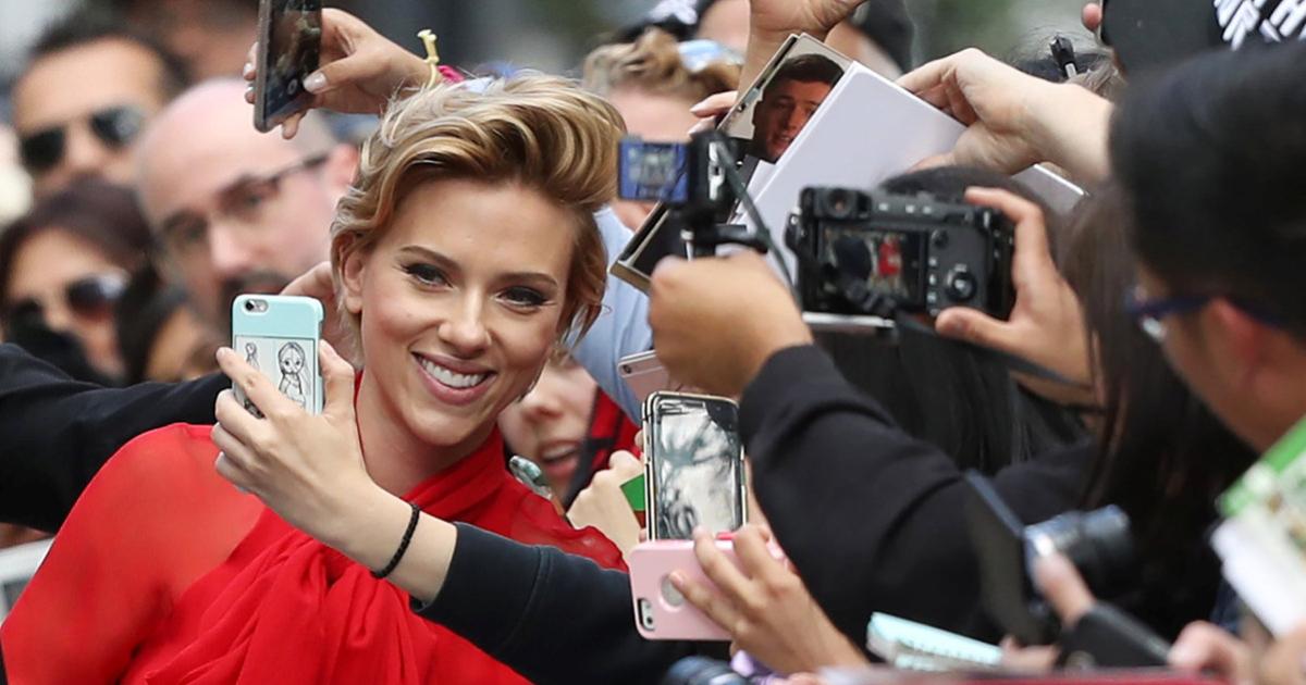 Со скарлетт. Роуз Дороти Дориак. Scarlett Johansson Chef. Одежда знаменитостей и их фаната. Скарлетт Йоханссон фанат футбола.