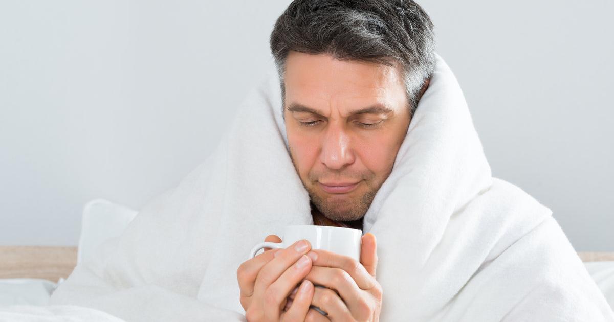 согревает больного. грелка медицинская. грелка. грелка на живот. грелка на человеке.