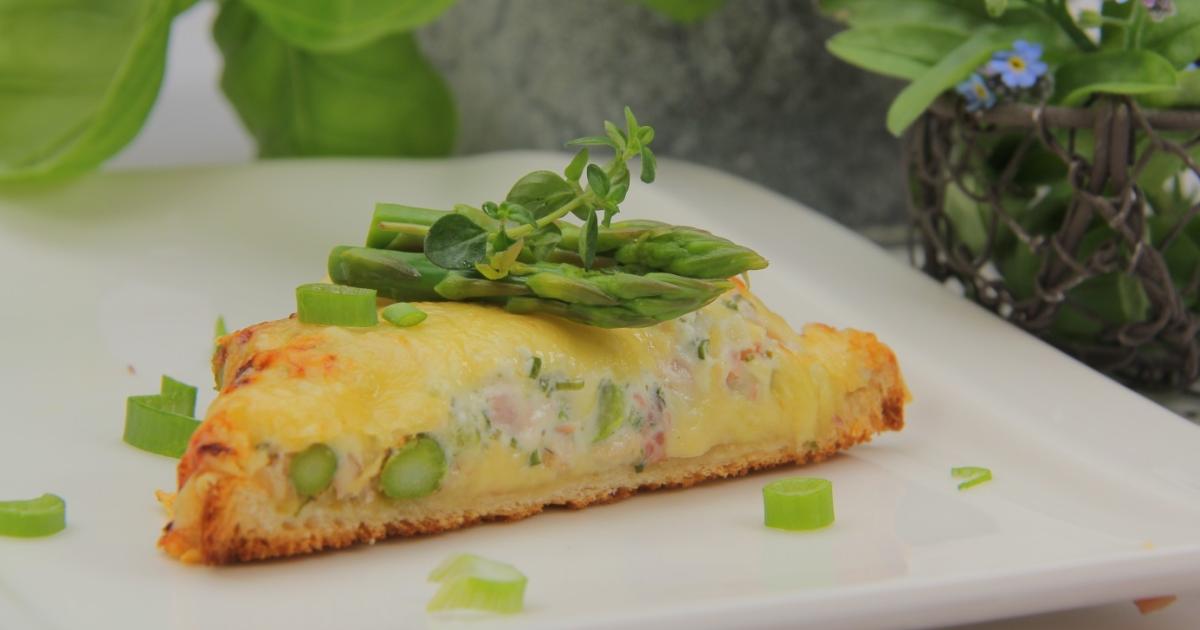 Überbackener Spargeltoast mit Schinkensauce