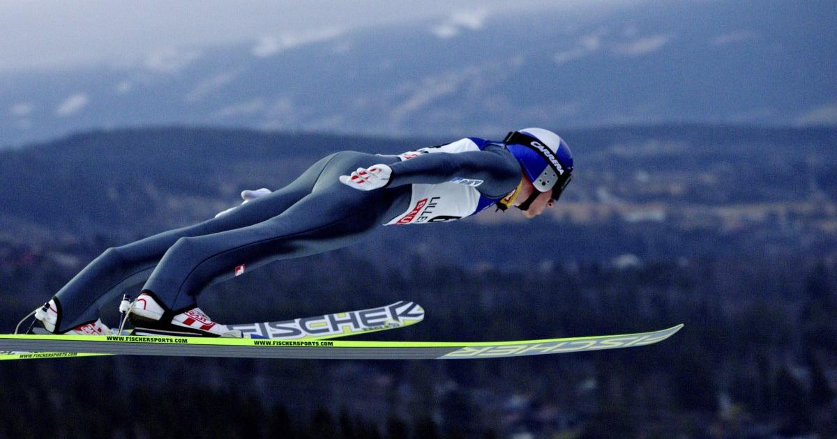 Первые прыжки с трамплина на лыжах. Лыжный спорт прыжки с трамплина. Олаф Рюэ прыжки с трамплина. Прыжки на лыжах с трамплина вид спорта. Прыгун с трамплина на лыжах.