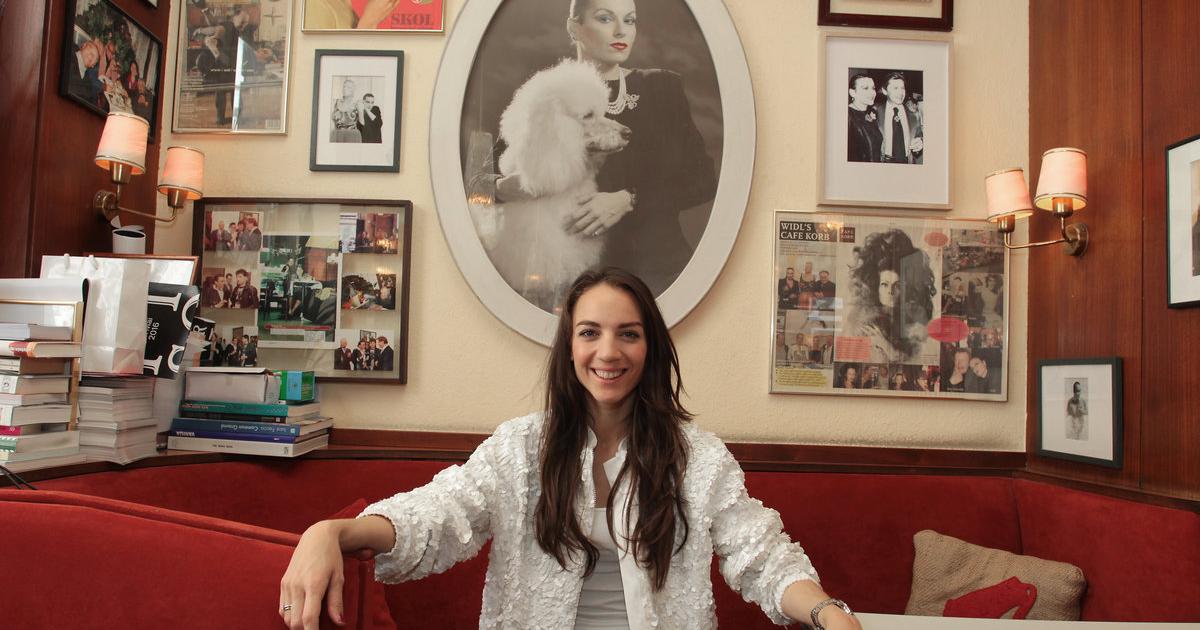 Maddalena Hirschal im Café 