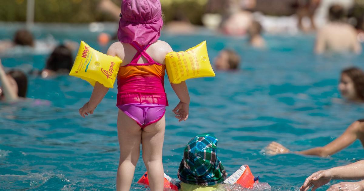 Kleines Mädchen macht Urlaub am Strand 