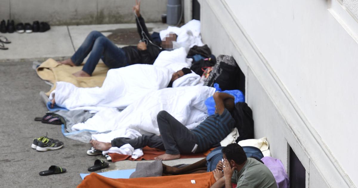 4000 Asylwerber im Lager, jeder zweite ohne Bett | kurier.at