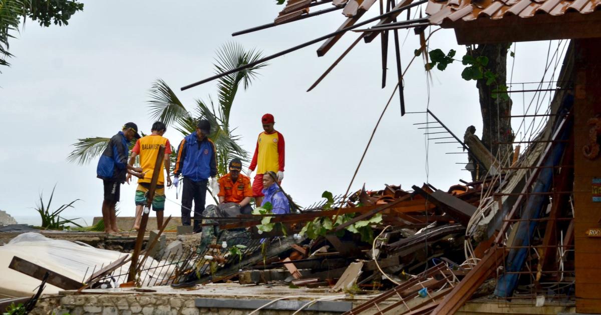 Zahl Der Todesopfer Durch Tsunami In Indonesien Auf 373 Gestiegen ...