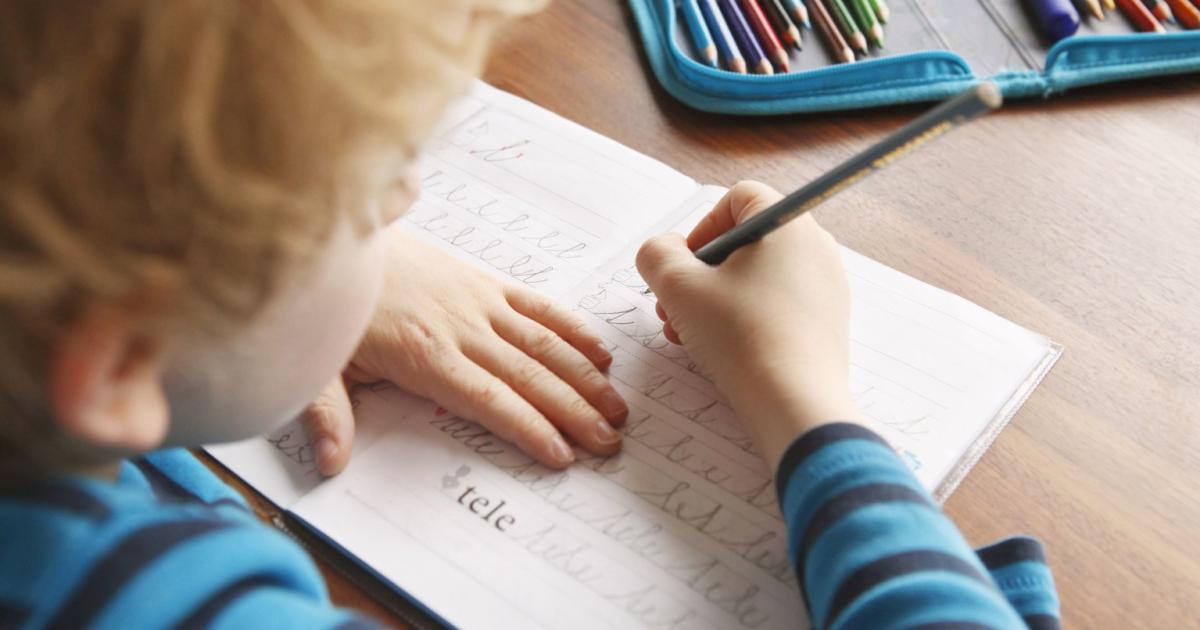 VolksschulKinder haben Probleme beim Schreiben