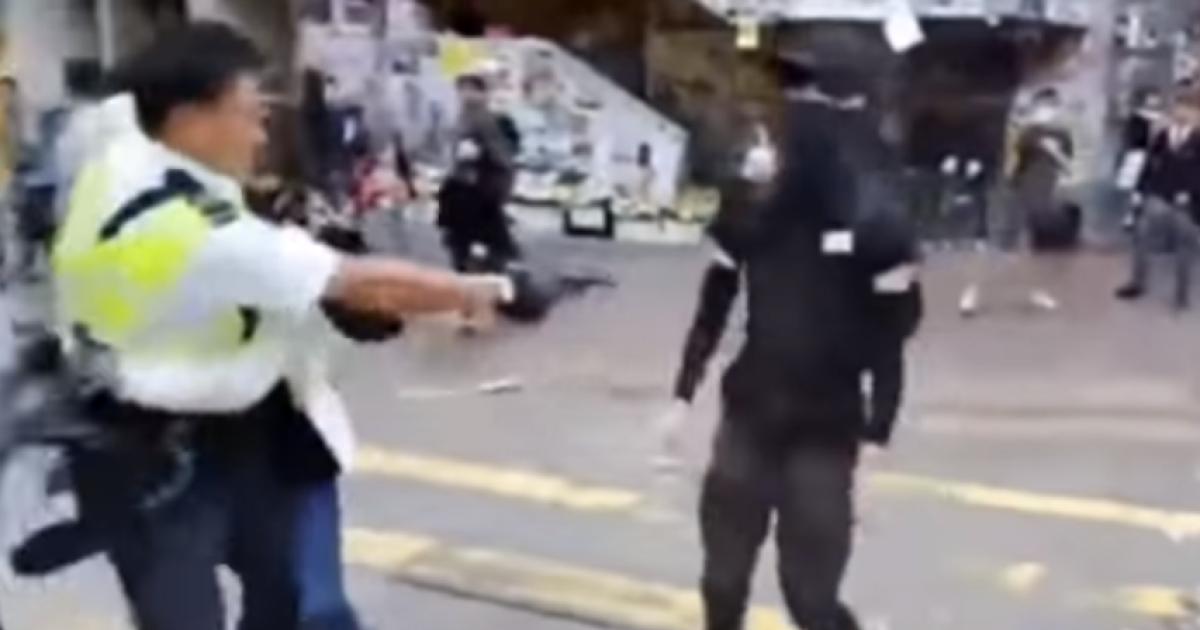 Proteste In Hongkong Polizist Schie T Demonstranten An