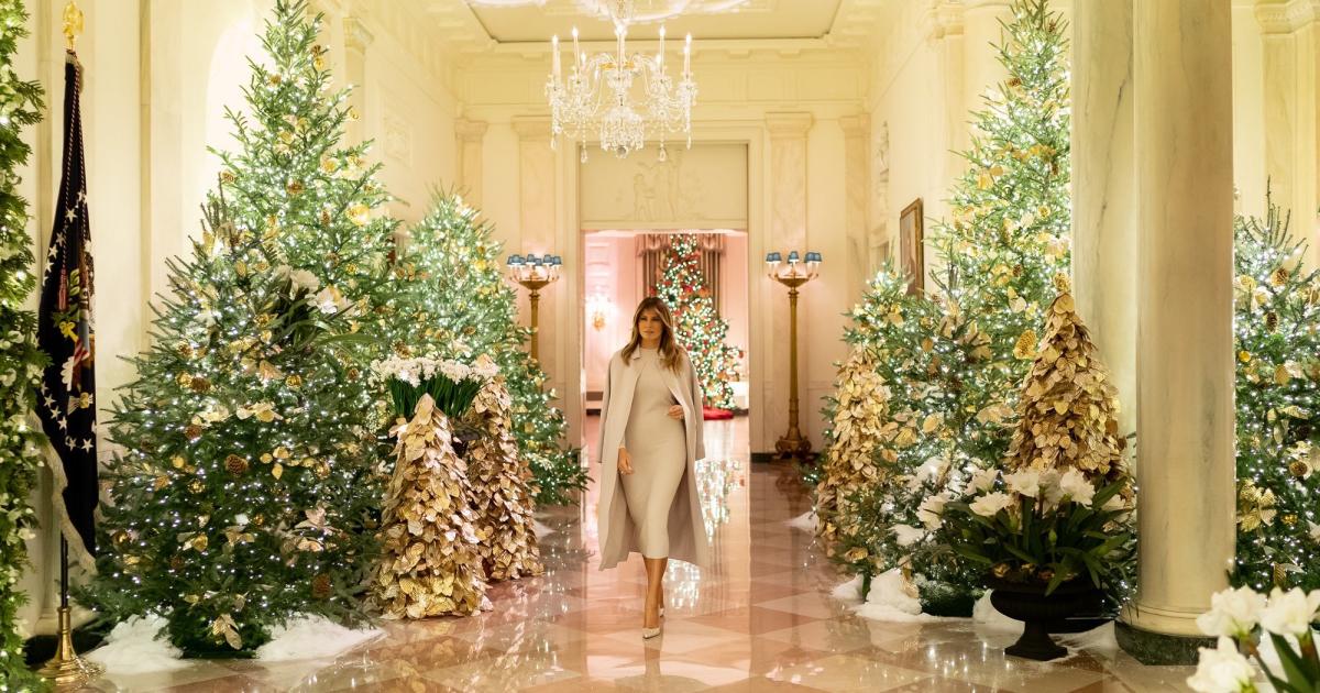 Melania Trump wandelt durchs weihnachtliche Weiße Haus