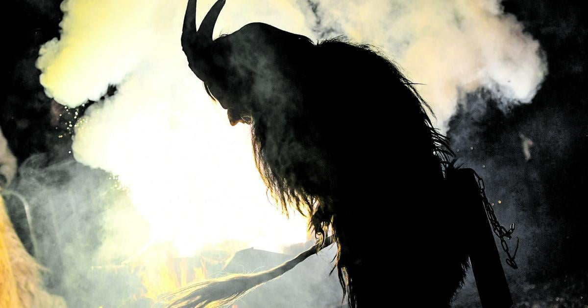 zwei-teenagerinnen-beim-krampuslauf-in-gr-nau-im-almtal-verpr-gelt