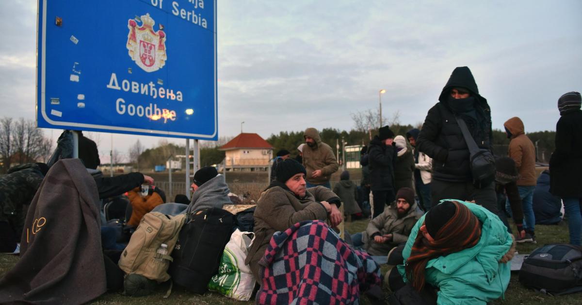 Hunderte Migranten auf Balkanroute Ungarn schließt Grenze nach Serbien