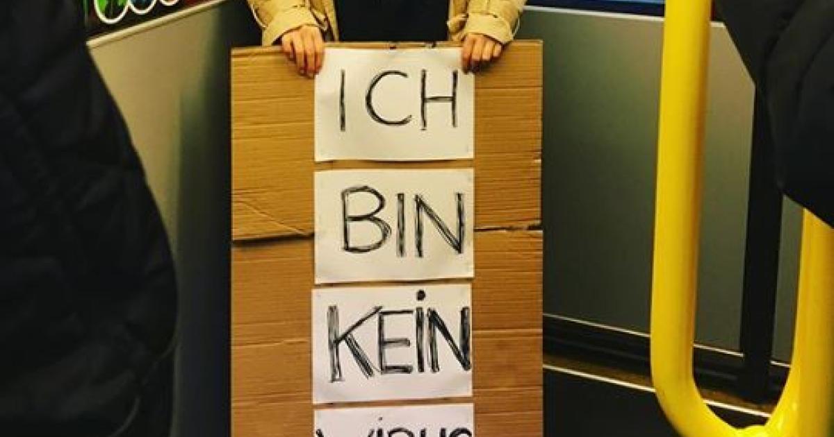 "Ich bin kein Virus" Wienerin wehrt sich mit Schild in